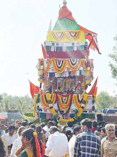 ಅರಕಲಗೂಡು ತಾಲೂಕಿನ ಮಣಜೂರು ಗ್ರಾಮದಲ್ಲಿ ಭಾನುವಾರ ಶ್ರೀ ರಂಗನಾಥಸ್ವಾಮಿ ರಥೋತ್ಸವದಲ್ಲಿ ಭಕ್ತರು ತೇರು ಎಳೆದು ಸಂಭ್ರಮಿಸಿದರು.