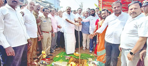 ಅರಸೀಕೆರೆ ನಗರದ ಬಸ್ ನಿಲ್ದಾಣ ಕಾಮಗಾರಿಗೆ ಕೆ.ಎಂ.ಶಿವಲಿಂಗೇಗೌಡ ಭೂಮಿ ಪೂಜೆ ನೆರವೇರಿಸಿದರು. ಜಿ.ಬಿ. ಶಶಿಧರ್ ಅರುಣ್ ಕುಮಾರ್, ಧರ್ಮಶೇಖರ್, ಬಾಲಮುರುಗನ್, ಗೌಸ್ ಖಾನ್ ಇದ್ದಾರೆ.