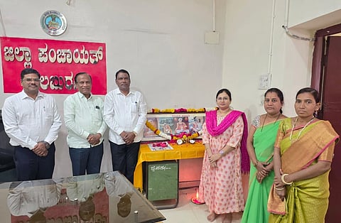 ಜಿಲ್ಲಾ ಪಂಚಾಯತ ಕಚೇರಿಯಲ್ಲಿ,