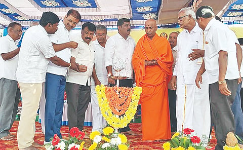 ಪಟ್ಟಣದ ಟಿಎಪಿಸಿಎಂಎಸ್ ಆವರಣದಲ್ಲಿ ತಾಲೂಕಿನ ಸದ್ಭಕ್ತರು ಆಯೋಜಿಸಿದ್ದ ಕುಮಾರ ಚಂದ್ರಶೇಖರನಾಥ ಸ್ವಾಮೀಜಿಗಳ ಸಂಸ್ಮರಣೆ ಹಾಗೂ ನಿಶ್ಚಲಾನಂದನಾಥ ಸ್ವಾಮೀಜಿಯ ಗುರುವಂದನಾ ಕಾರ್ಯಕ್ರಮವನ್ನು ಗಣ್ಯರು ಉದ್ಘಾಟಿಸಿದರು. 