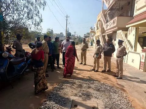 ಬಿಡದಿಯಲ್ಲಿ ಪೊಲೀಸರು ಪರಿಶೀಲನೆ ನಡೆಸಿದರು.