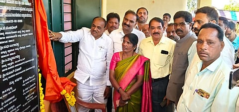 ಚಾಮರಾಜನಗರ ತಾಲೂಕಿನ ಮಲ್ಲಯ್ಯನಪುರ ಗ್ರಾಮದಲ್ಲಿ ಶಾಸಕ ಸಿ.ಪುಟ್ಟರಂಗಶೆಟ್ಟಿ ಸರ್ಕಾರಿ ಹಿರಿಯ ಪ್ರಾಥಮಿಕ ಶಾಲೆ ನೂತನ ಕೊಠಡಿಯನ್ನು ಉದ್ಘಾಟಿಸಿದರು. ಎಂ.ಸಿ.ಮಹದೇವಮ್ಮ, ಅಂಬಿಕಾ, ಮರಿಸ್ವಾಮಿ, ಎ.ಎಸ್.ಪ್ರದೀಪ್, ಹನುಮಶೆಟ್ಟಿ, ಸೋಮಣ್ಣೇಗೌಡ, ಮಹದೇವಯ್ಯ, ಶಶಿಕಲಾ ಇನ್ನಿತರರಿದ್ದರು. 