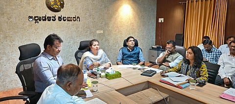 ಸಭೆಯಲ್ಲಿ ಜಿಲ್ಲಾ ಪಂಚಾಯತ್ ಸಿ.ಇ.ಓ. ಭಂವರ ಸಿಂಗ್ ಮೀನಾ, ಉಪಅರಣ್ಯ ಸಂರಕ್ಷಣಾಧಿಕಾರಿ ಸುಮಿತ ಪಾಟೀಲ್, ಅಪರ ಜಿಲ್ಲಾಧಿಕಾರಿ ರಾಯಪ್ಪ ಹುಣಸಗಿ, ಸಹಾಯಕ ಆಯುಕ್ತೆ ಸಾಹಿತ್ಯ ಆಲದ್‌ಕಟ್ಟಿ, ಸೇರಿದಂತೆ ಜಿಲ್ಲಾಮಟ್ಟದ ಅಧಿಕಾರಿಗಳು ಉಪಸ್ಥಿತರಿದ್ದರು.