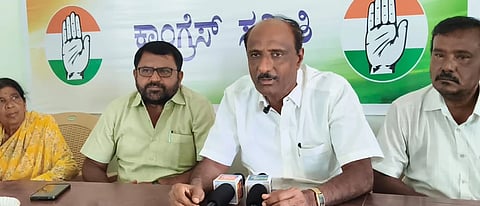 ಪಾಂಡವಪುರ ಪಟ್ಟಣದ ಕಾಂಗ್ರೆಸ್ ಕಚೇರಿಯಲ್ಲಿ ಕರೆಯಲಾಗಿದ್ದ ಕಾರ್ಯಕರ್ತರ ಸಭೆಯಲ್ಲಿ ಮೈಶುಗರ್ ಅಧ್ಯಕ್ಷ ಸಿ.ಡಿ.ಗಂಗಾಧರ್ ಮಾತನಾಡಿದರು. ಸಿ.ಆರ್.ರಮೇಶ ಇತರರು ಇದ್ದರು.
