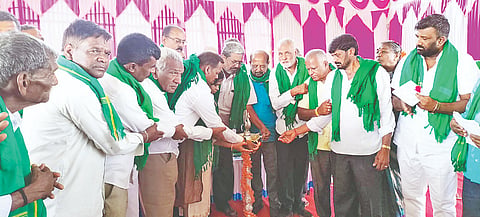 ಅರಕಲಗೂಡಿನಲ್ಲಿ ಶುಕ್ರವಾರ ಏರ್ಪಡಿಸಿದ್ದ ಪ್ರೊ. ಎಂ.ಡಿ.ನಂಜುಂಡಸ್ವಾಮಿ ಅವರ 90ನೇ ಜನ್ಮ ದಿನಾಚರಣೆ ಹಾಗೂ ರೈತ ಸಂಘದ ತಾಲೂಕು ಘಟಕದ ನೂತನ ಪದಾಧಿಕಾರಿಗಳ ಪದಗ್ರಹಣ ಕಾರ್ಯಕ್ರಮವನ್ನು ತಹಸೀಲ್ದಾರ್ ಕೆ.ಸಿ.ಸೌಮ್ಯಾ ಉದ್ಘಾಟಿಸಿದರು. ಮಂಜುನಾಥ್ ದತ್ತ, ಕಣಗಾಲು ಮೂರ್ತಿ, ಪ್ರಕಾಶ್, ಭುವನೇಶ್, ಹೊಂಬೇಗೌಡ, ನಿಂಗೇಗೌಡ ಇತರರಿದ್ದರು.
