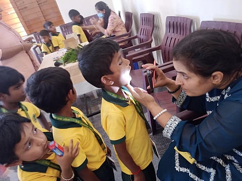 ಅರಕಲಗೂಡು ತಾಲೂಕಿನ ಲಕ್ಕೂರು ಮಕ್ಕಳ ಮನೆ ಶಾಲೆಯ ಮಕ್ಕಳ ದಂತವನ್ನು ವೈದ್ಯರು ತಪಾಸಣೆ ನಡೆಸಿದರು. 