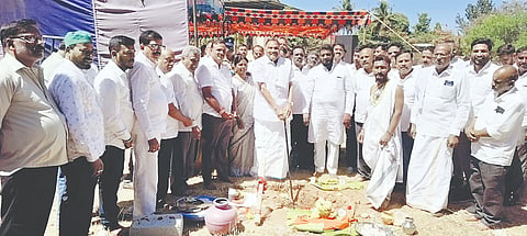 ಅರಸೀಕೆರೆ ನಗರದ ಬಾಲಕರ ಸರ್ಕಾರಿ ಪದವಿ ಪೂರ್ವ ಕಾಲೇಜು ಆವರಣದಲ್ಲಿ ಒಳಾಂಗಣ ಕ್ರಿಡಾಂಗಣ ನಿರ್ಮಾಣಕ್ಕೆ ಕೆ.ಎಂ.ಶಿವಲಿಂಗೇಗೌಡ ಭೂಮಿ ಪೂಜೆ ನೆರವೇರಿಸಿದರು. ಜಿ.ಬಿ.ಶಶಿಧರ್, ಧರ್ಮಶೇಖರ್, ಚಂದ್ರಶೇಖರ್, ಸಮೀವುಲ್ಲಾ, ಶಿವಯ್ಯ, ಗೌಸ್ ಖಾನ್ ಇತರರಿದ್ದರು.
