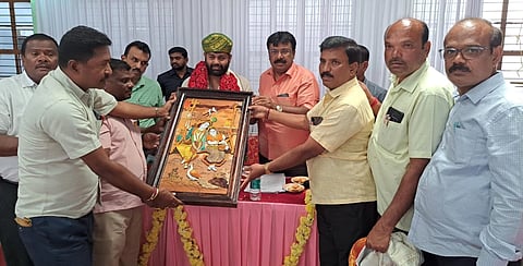 ಪಟ್ಟಣದ ಎಸ್.ಎಂ.ಲಿಂಗಪ್ಪ ಸಹಕಾರ ಭವನದಲ್ಲಿ ನಡೆದ ಪ್ರಗತಿ ಪರಿಶೀಲನಾ ಸಭೆಯಲ್ಲಿ ಚಲುವರಾಯಸ್ವಾಮಿ ಅವರನ್ನು ಸನ್ಮಾನಿಸಲಾಯಿತು.