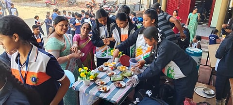 ಅರಕಲಗೂಡು ತಾಲೂಕಿನ ಕೊಣನೂರಿನ ಎಂಕೆಎಸ್ ಲಯನ್ಸ್ ಶಾಲಾ ಆವರಣದಲ್ಲಿ ಆಯೋಜಿಸಿದ್ದ ಆಹಾರ ಮೇಳದಲ್ಲಿ ವಿದ್ಯಾರ್ಥಿಗಳು ಬಗೆ ಬಗೆಯ ತಿನಿಸುಗಳನ್ನು ಮಾರಾಟಕ್ಕಿಟ್ಟು ಗಮನ ಸೆಳೆದರು.