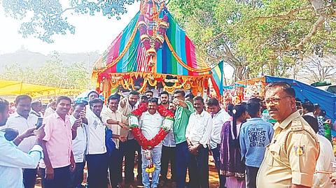 ಹನಗೋಡು ಹೋಬಳಿಯ ರಾಮೇನಹಳ್ಳಿಯಲ್ಲಿ ನಡೆದ ಓಂಕಾರೇಶ್ವರ ಜಾತ್ರಾ ಮಹೋತ್ಸವದಲ್ಲಿ ಮಾಜಿ ಶಾಸಕ ಎಚ್.ಪಿ.ಮಂಜುನಾಥ್ ಅವರು ನೂತನ ರಥ ನಿರ್ಮಾಣಕ್ಕೆ 5 ಲಕ್ಷ ರೂ. ದೇಣಿಗೆ ನೀಡುವುದಾಗಿ ಘೋಷಿಸಿದರು.