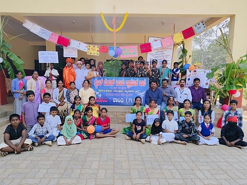 ಎಚ್.ಡಿ.ಕೋಟೆ ಪಟ್ಟಣದ ಸೇಂಟ್ ಮೇರಿಸ್ ಹಿರಿಯ ಪ್ರಾಥಮಿಕ ಶಾಲೆಯಲ್ಲಿ ಆಯೋಜಿಸಿದ್ದ ಶಾಂತಿ ಕಾರ್ಯಕ್ರಮದಲ್ಲಿ ವೇಷಭೂಷಣದಲ್ಲಿ ಮಕ್ಕಳು ಗಮನ ಸೆಳೆದರು.