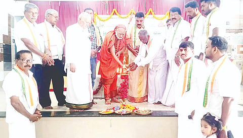 ಆಲೂರು ಶ್ರೀ ವೆಂಕಟೇಶ್ವರ ಕಲ್ಯಾಣ ಮಂಟಪದಲ್ಲಿ ತಾಲೂಕು ವಿರಾಟ್ ವಿಶ್ವಕರ್ಮ ಯುವಕ ಸಂಘದ ಪದಗ್ರಹಣ ಸಮಾರಂಭವನ್ನು ಶಿವಸುಜ್ಞಾನ ತೀರ್ಥ ಸ್ವಾಮೀಜಿ ಉದ್ಘಾಟಿಸಿದರು. ಬಿ. ಸಿ. ಶಂಕರಾಚಾರ್, ಕೆ. ಎಚ್. ಹೂವಣ್ಣಚಾರ್ ಇತರರು ಉಪಸ್ಥಿತರಿದ್ದರು.
