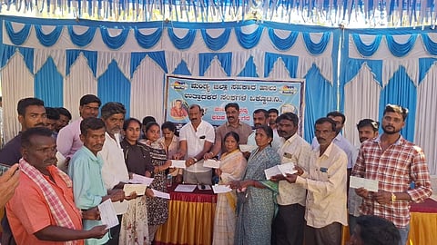 ಪಟ್ಟಣದಲ್ಲಿರುವ ಮನ್ಮುಲ್ ಉಪ ಕಚೇರಿಯಲ್ಲಿ ಮನ್ಮುಲ್ ನಿರ್ದೇಶಕ ಡಾಲು.ರವಿ ಹಾಲು ಉತ್ಪಾದಕರಿಗೆ ಪರಿಹಾರದ ಚೆಕ್ ಮತ್ತು ಹಾಲು ಕರೆಯುವ ಯಂತ್ರಗಳಿಗೆ ಸಬ್ಸಿಡಿ, ಡೇರಿ ಸಿಬ್ಬಂದಿ ನಿವೃತಿ ಹಣದ ಚೆಕ್‌ಅನ್ನು ವಿತರಿಸಿದರು. ಎಂ. ಬಿ ಹರೀಶ್,  ಬಿ. ಸಿ. ಮಧು, ಉದಯ್, ನಾಗಪ್ಪ ಇತರರಿದ್ದರು.