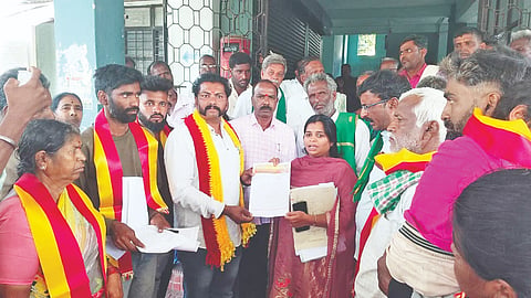ಅರಕಲಗೂಡಿನಲ್ಲಿ ಸುವರ್ಣ ಕರ್ನಾಟಕ ರಕ್ಷಣಾ ವೇದಿಕೆ ಸದಸ್ಯರು ತಹಸೀಲ್ದಾರ್ ಕೆ.ಸಿ ಸೌಮ್ಯಾ ಅವರಿಗೆ ಮನವಿ ಸಲ್ಲಿಸಿದರು. ರಾಘವೇಂದ್ರಗೌಡ, ಯೋಗಣ್ಣ, ತಮ್ಮೇಗೌಡ ಇತರರಿದ್ದರು.