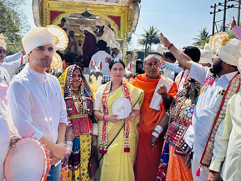  ಬೆಳಗಾವಿಯಲ್ಲಿ ಭಾನುವಾರ ಸಂತ ಸೇವಾಲಾಲ ಜಯಂತಿ ಪ್ರಯುಕ್ತ ಆಯೋಜಿಸಿದ್ದ ಮೆರವಣಿಗೆಗೆ ಸಚಿವೆ ಲಕ್ಷ್ಮೀ ಹೆಬ್ಬಾಳ್ಕರ್ ಚಾಲನೆ ನೀಡಿದರು. ಮೊಹಮ್ಮದ್‌ರೋಷನ್, ಸರ್ದಾರ ಸೇವಾಲಾಲ ಸ್ವಾಮೀಜಿ ಇತರರಿದ್ದರು.
