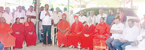 ಸಾಲಿಗ್ರಾಮ ತಾಲೂಕು ಕರ್ಪೂರವಳ್ಳಿ ಗ್ರಾಮದ ಜಂಗಮ ಮಠದಲ್ಲಿ ಆಯೋಜಿಸಿದ್ದ ಶ್ರೀ ಚಂದ್ರಶೇಖರ ಶಿವಾಚಾರ್ಯ ಸ್ವಾಮೀಜಿ ಅವರ ಪ್ರಥಮ ವರ್ಷದ ಪುಣ್ಯಸ್ಮರಣೆ ಕಾರ್ಯಕ್ರಮದಲ್ಲಿ ಶಾಸಕ ಡಿ.ರವಿಶಂಕರ್ ಮಾತನಾಡಿದರು.