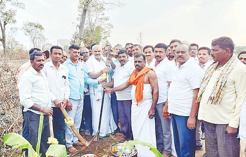 -ಬೇಲೂರು ತಾಲೂಕಿನ ಮಲ್ಲರಹೊಸಳ್ಳಿ (ಆಂದೂರು)ಗ್ರಾಮದಲ್ಲಿ ರಸ್ತೆ ಕಾಮಗಾರಿಗೆ ಶಾಸಕ ಎಚ್.ಕೆ.ಸುರೇಶ್ ಭೂಮಿಪೂಜೆ ನೆರವೇರಿಸಿದರು. ಸೋಮಶೇಖರ್,ಹರೀಶ್, ಉದಯ್, ಶಿವಣ್ಣ, ಕಿರಣ್, ಚರಣ್ ಇತರರಿದ್ದರು.