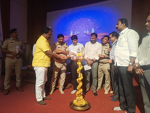 ಆನೇಕಲ್​ ತಾಲೂಕಿನ ಬೊಮ್ಮಸಂದ್ರ ಸಮೀಪದ ಎಸ್​ಎ್​ಎಸ್​ ಶಾಲೆಯಲ್ಲಿ ಸೋಮವಾರ ಹುಸ್ಕೂರು ಮದ್ದೂರಮ್ಮ ಜಾತ್ರೆಯ ಅಂಗವಾಗಿ ಆಯೋಜಿಸಿದ್ದ ಪೂರ್ವಭಾವಿ ಸಭೆಯಲ್ಲಿ ಎಲೆಕ್ಟ್ರಾನಿಕ್​ ಸಿಟಿ ಉಪವಿಭಾಗದ ಎಸಿಪಿ ಮಾಡಿ ಸತೀಶ್​, ಬೆಂಗಳೂರು ದಣ ಸಂಚಾರ  ಟಿಸಿಪಿ ಡಾ.ಗೋಪಾಲ್​.ಎಂ ಬ್ಯಾಕೋಡ್​, ಎಎಸ್​ಪಿ ವೆಂಕಟೇಶ ಪ್ರಸನ್ನ, ತಹಸೀಲ್ದಾರ್​ ಶಶಿಧರ್​ ಮಾಡ್ಯಾಳ್​, ತಾಪಂ ಇಒಮಂಜುನಾಥ್​, ಹೆಬ್ಬಗೋಡಿ ಪೊಲೀಸ್​ ಠಾಣ ಇನ್​ಸ್ಪೆಕ್ಟರ್​ ಸೋಮಶೇಖರ್​, ಮದ್ದೂರಮ್ಮ ದೇವಾಲಯ ಆಡಳಿತ ಮಂಡಳಿ ಅಧ್ಯ ಪಾಪಣ್ಣ  ಇದ್ದರು.