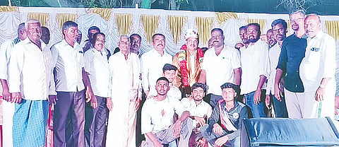 ಹನಸೋಗೆ ಗ್ರಾಮದಲ್ಲಿ ಹಮ್ಮಿಕೊಂಡಿದ್ದ ಕಾರ್ಯಕ್ರಮದಲ್ಲಿ ಡಿಸಿಸಿ ಬ್ಯಾಂಕ್ ಅಧ್ಯಕ್ಷ ದೊಡ್ಡಸ್ವಾಮಿಗೌಡ ಅವರನ್ನು ಅಭಿನಂದಿಸಲಾಯಿತು. ನವೀನ್, ಪ್ರಸನ್ನ, ಕರೀಗೌಡ, ರಾಜೇಗೌಡ ಇದ್ದರು.