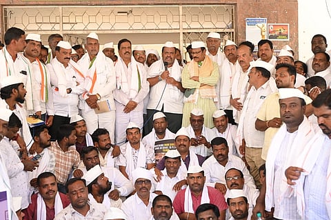  ಗುಂಡ್ಲುಪೇಟೆ ಪಟ್ಟಣದ ತಾಲೂಕು ಕಚೇರಿ ಎದುರು ಕಾಂಗ್ರೆಸ್ ಕಾರ್ಯಕರ್ತರು ನಡೆಸಿದ ಪ್ರತಿಭಟನೆಯಲ್ಲಿ ಗಣೇಶ ಪ್ರಸಾದ್ ಮಾತನಾಡಿದರು. ನಂಜಪ್ಪ, ಮರಿಸ್ವಾಮಿ, ಮಹೇಶ್, ನಂಜುಂಡಪ್ರಸಾದ್ ಇದ್ದರು.