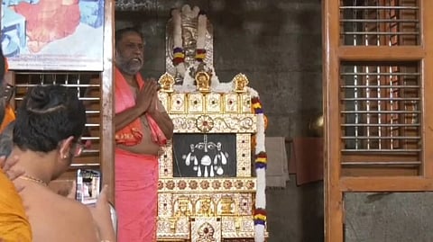 ಮಂತ್ರಾಲಯದ ಶ್ರೀ ಗುರುರಾಘವೇಂದ್ರ ಸ್ವಾಮಿಗಳ ಮಠಕ್ಕೆ ಬೆಂಗಳೂರು ಮೂಲದ ರಾಯರ ಭಕ್ತ ಸಂಪತ್ ಕುಮಾರ ನೀಡಿದ ನವರತ್ನ ಕವಚವನ್ನು ಶ್ರೀಮಠದ ಪೀಠಾಧಿಪತಿ ಶ್ರೀ ಸುಬುಧೇಂದ್ರ ತೀರ್ಥರು ಮಂಗಳವಾರ ಸಂಜೆ ಶ್ರೀ ಸುಜಯೀಂದ್ರ ತೀರ್ಥರ ಮೂಲ ಬೃಂದಾವನಕ್ಕೆ  ಸಮರ್ಪಣೆ ಮಾಡಿದರು.