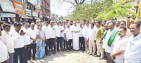 ಅರಸೀಕೆರೆ ನಗರದ ರೈಲ್ವೆ ಹಾಗೂ ಬಸ್ ನಿಲ್ದಾಣದ ಬಳಿ ಬಸವೇಶ್ವರರ ಪುತ್ಥಳಿಗೆ ಶಾಸಕ ಸ್ಥಳ ನಿಗದಿಪಡಿಸಿದ ಬಳಿಕ ಮಾತನಾಡಿದರು. ಎಂ.ಜಿ.ಶಿವಶಂಕರ ಸ್ವಾಮಿ, ಶಶಿಧರ್, ಚಂದ್ರಶೇಖರ್, ವೆಂಕಟಮುನಿ, ಮಂಜುನಾಥ್ ಇದ್ದರು. 