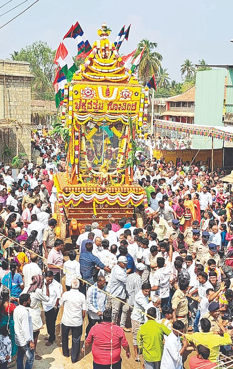ಕೆ.ಆರ್.ಪೇಟೆ ತಾಲೂಕಿನ ಹೊಸಹೊಳಲು ಗ್ರಾಮದ ಶ್ರೀಲಕ್ಷ್ಮೀ ನಾರಾಯಣಸ್ವಾಮಿಯವರ ಬ್ರಹ್ಮರಥೋತ್ಸವವು ಸಾವಿರಾರು ಭಕ್ತಾಧಿಗಳ ಜಯಘೋಷಗಳ ನಡುವೆ ಸಡಗರ ಸಂಭ್ರಮದಿಂದ ಅದ್ದೂರಿಯಾಗಿ ನೆರವೇರಿತು.