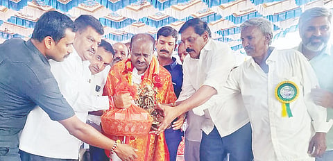 ಸಾಲಿಗ್ರಾಮ ಪಟ್ಟಣದಲ್ಲಿ ನೂತನ ಡೇರಿ ಕಟ್ಟಡ ಉದ್ಘಾಟನಾ ಸಮಾರಂಭದಲ್ಲಿ ಕೇಂದ್ರ ಸಚಿವ ಎಚ್.ಡಿ.ಕುಮಾರ ಸ್ವಾಮಿ ಅವರನ್ನು ಅಭಿನಂದಿಸಲಾಯಿತು. ಸಾ.ರಾ.ಮಹೇಶ್, ಅಶ್ವಿನ್ ಕುಮಾರ್, ಎ.ಟಿ.ಸೋಮಶೇಖರ್, ಹಂಪಾಪುರ ಕುಮಾರ್ ಇದ್ದರು.