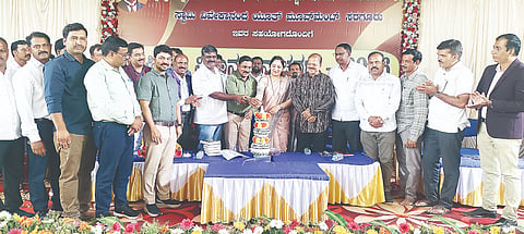 ಎಚ್.ಡಿ.ಕೋಟೆ ಪಟ್ಟಣದ ಅಂಬೇಡ್ಕರ್ ಭವನದಲ್ಲಿ ಆಯೋಜಿಸಿದ್ದ ರಾಷ್ಟ್ರೀಯ ವಿಜ್ಞಾನ ದಿನ ಕಾರ್ಯಕ್ರಮವನ್ನು ಗಣ್ಯರು ಉದ್ಘಾಟಿಸಿದರು. ಹುಲಿಕಲ್ ನಟರಾಜು, ಸಿ.ಎನ್.ರಾಜು, ಸೌಮ್ಯಾ ಅನಿಲ್ ಚಿಕ್ಕಮಾದು, ಎಚ್.ಸಿ.ನರಸಿಂಹಮೂರ್ತಿ, ಜೀವಿಕಾ ಬಸವರಾಜು ಇದ್ದರು.