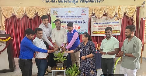  ಗುಂಡ್ಲುಪೇಟೆ ಪಟ್ಟಣದ ಸರ್ಕಾರಿ ಪ್ರಥಮದರ್ಜೆ ಕಾಲೇಜಿನಲ್ಲಿ ಆಯೋಜಿಸಿದ್ದ ಕಾರ್ಯಕ್ರಮವನ್ನು ಪ್ರೊ.ಎ.ಆರ್.ಮದನಗೋಪಾಲ್ ಉದ್ಘಾಟಿಸಿದರು. ತುಳಸೀರಾಂ, ಶಿವವಪ್ರಸಾದ್ ಇದ್ದರು.