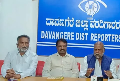  ದಾವಣಗೆರೆಯಲ್ಲಿ ಸುದ್ದಿಗೋಷ್ಠಿ ನಡೆಸಿದ ಮಾಜಿ ಸಚಿವ ಎಚ್.ಆಂಜನೇಯ ಅವರೊಂದಿಗೆ ಶಾಸಕ ಕೆ.ಎಸ್.ಬಸವಂತಪ್ಪ, ಎಸ್.ಮಲ್ಲಿಕಾರ್ಜುನ ಇದ್ದರು.  --