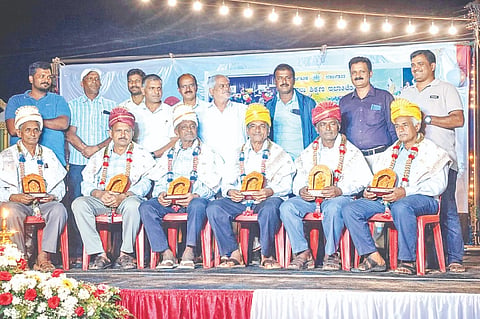ಚಿಕ್ಕಯರಗನಾಳು ಸರ್ಕಾರಿ ಕಿರಿಯ ಪ್ರಾಥಮಿಕ ಶಾಲೆಯಲ್ಲಿ ನಡೆದ ಶಾಲಾ ವಾರ್ಷಿಕೋತ್ಸವ ಗುರುವಂದನೆ ಕಾರ್ಯಕ್ರಮದಲ್ಲಿ ಸನ್ಮಾನ ಸ್ವೀಕರಿಸಿದ ಸದಾಶಿವಯ್ಯ, ಕೋದಂಡರಾಮಚಂದ್ರು, ರಂಗೇಗೌಡ, ನಂಜುಂಡೇಗೌಡ, ಮಹಾಲಿಂಗಪ್ಪ, ರಂಗೇಗೌಡ, ಶಿವೇಗೌಡ, ಮಂಜೇಗೌಡ ಇತರರು.