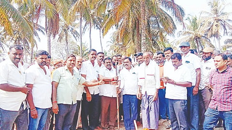 ಗೋವಿನಕೆರೆ ಗ್ರಾಮದಲ್ಲಿ ಕಾಂಕ್ರೀಟ್ ರಸ್ತೆ ಕಾಮಗಾರಿಗೆ ಶಾಸಕ ಸಿ.ಎನ್. ಬಾಲಕೃಷ್ಣ ಭೂಮಿಪೂಜೆ ನೆರವೇರಿಸಿದರು. ಪ್ರೀತಮ್, ಬಿ. ಎಚ್.ಶಿವಣ್ಣ, ಮರಿದೇವೇಗೌಡ, ಬಸವರಾಜ್, ಜ್ಞಾನೇಶ್, ಮನು ಇದ್ದರು.