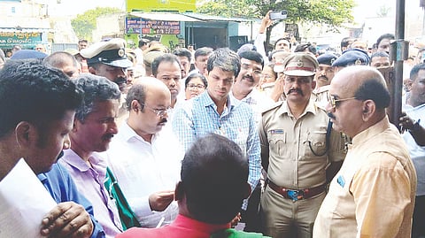 ತಿ.ನರಸೀಪುರ ಪಟ್ಟಣದ ಕೆಎಸ್‌ಐಸಿ ಕಾರ್ಖಾನೆಯ ಮುಂಭಾಗ ಕ್ರೀಡಾಂಗಣ ನಿರ್ಮಾಣ ವಿರೋಧಿಸಿ ನೌಕರರು ನಡೆಸುತ್ತಿರುವ ಪ್ರತಿಭಟನಾ ಸ್ಥಳಕ್ಕೆ ಗುರುವಾರ ವಿಧಾನ ಪರಿಷತ್ ಸದಸ್ಯ ಡಾ.ಯತೀಂದ್ರ ಸಿದ್ದರಾಮಯ್ಯ ಭೇಟಿ ನೀಡಿ ಅಹವಾಲು ಆಲಿಸಿದರು. ಡಿಸಿ ಜಿ.ಲಕ್ಷ್ಮೀಕಾಂತ್ ರೆಡ್ಡಿ, ಎಸ್ಪಿ ಮಲ್ಲಿಕಾರ್ಜುನ ಬಾಲದಂಡಿ, ತೋಟದಪ್ಪ ಬಸವರಾಜ್, ಹೊಸಕೋಟೆ ಬಸವರಾಜ್, ಸಿ ಉಮಾಮಹದೇವ ಇತರರಿದ್ದರು.