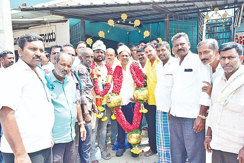 ಸಾಲಿಗ್ರಾಮ ಕೃಷಿ ಸಹಕಾರ ಸಂಘದ ಅಧ್ಯಕ್ಷ ಬಾಂಬೆ ಮಹೇಶ್ ಅವರನ್ನು ಸಾ. ರಾ. ನಂದೀಶ್ ಸನ್ಮಾನಿಸಿದರು. ಅಶೋಕ್, ಪಾಪಣ್ಣ, ಸತೀಶ್, ಕರುಣ್ ಇತರರು ಇದ್ದರು.