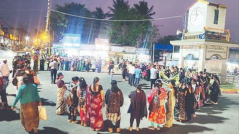ಅರಕಲಗೂಡು ಅನಕೃ ವೃತ್ತದಲ್ಲಿ ಮಹಿಳೆಯರ ಮೇಲೆ ನಡೆಯುತ್ತಿರುವ ದೌರ್ಜನ್ಯವನ್ನು ವಿರೋಧಿಸಿ ಮಹಿಳಾ ದೌರ್ಜನ್ಯ ವಿರೋಧಿ ಒಕ್ಕೂಟದ ಸದಸ್ಯರು ಮೇಣದ ಬತ್ತಿ ಬೆಳಗಿಸಿ ಮಾನವ ಸರಪಳಿ ನಿರ್ಮಿಸಿ ಪ್ರತಿಭಟಿಸಿದರು. ಡಾ. ಸಾವಿತ್ರಿ, ಡಾ.ಪುಷ್ಪಲತಾ ಇತರರು ಇದ್ದರು.