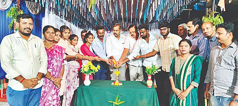  ಸಾಲಿಗ್ರಾಮ ಸಮೀಪದ ಸಂಕನಹಳ್ಳಿ ಗ್ರಾಮದಲ್ಲಿ ಪ್ರಥಮ ದರ್ಜೆ ಕಾಲೇಜು ವಿದ್ಯಾರ್ಥಿಗಳಿಂದ ಎನ್‌ಎಸ್‌ಎಸ್ ಶಿಬಿರವನ್ನು ಶಾಸಕ ಡಿ.ರವಿಶಂಕರ್ ಉದ್ಘಾಟಿಸಿದರು. ಪ್ರಾಂಶುಪಾಲ ಗೋವಿಂದೇಗೌಡ, ರಾಜೇಶ್, ಸಿ.ಪಿ.ರಮೇಶ್ ಇದ್ದರು.