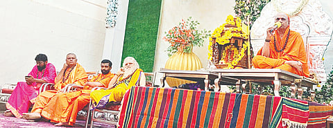ಅರಸೀಕೆರೆ ನಗರದ ವೀರಶೈವ ಸಮುದಾಯ ಭವನದಲ್ಲಿ ಆಯೋಜಿಸಿದ್ದ ಸಮಾರಂಭದಲ್ಲಿ ಕಾಶಿ ಜ್ಞಾನ ಸಿಂಹಾಸನಾಧೀಶ್ವರ ಡಾ. ಶ್ರೀಚಂದ್ರಶೇಖರ ಶಿವಾಚಾರ್ಯ ಭಗವತ್ಪಾದರು ಇಷ್ಟಲಿಂಗ ಪೂಜೆ ನೆರವೇರಿಸಿದರು. ಶ್ರೀಕರಿವೃಷಭ ಶಿವಯೋಗೀಶ್ವರ ಸ್ವಾಮೀಜಿ, ಶ್ರೀ ರೇವಣಸಿದ್ದೇಶ್ವರ ಶಿವಾಚಾರ್ಯ ಸ್ವಾಮೀಜಿ, ಡಾ.ಮಲಯಶಾಂತಮುನಿ ಶಿವಾಚಾರ್ಯ ಸ್ವಾಮೀಜಿ, ಶ್ರೀಚನ್ನಸಿದ್ದೇಶ್ವರ ಶಿವಾಚಾರ್ಯ ಸ್ವಾಮೀಜಿ, ಶ್ರೀಶಶಿಶೇಖರ ಸಿದ್ದಬಸವ ಸ್ವಾಮೀಜಿ ಇತರರಿದ್ದರು.