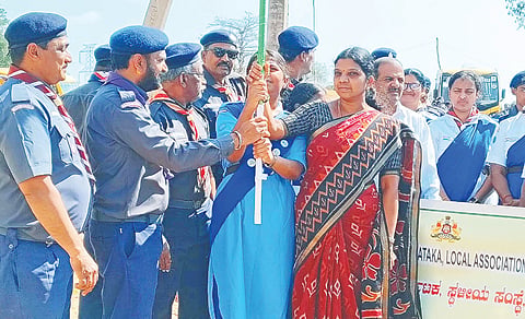  ಆಲೂರಿನ ಭಾರತ್ ಸ್ಕೌಟ್ಸ್ ಆ್ಯಂಡ್ ಗೈಡ್ಸ್ ಸ್ಥಳೀಯ ಸಂಸ್ಥೆ ಏರ್ಪಡಿಸಿದ್ದ ರಸ್ತೆ ಸಪ್ತಾಹ ಕಾರ್ಯಕ್ರಮ ಪಾಲ್ಗೊಂಡಿದ್ದ ಗಣ್ಯರು.