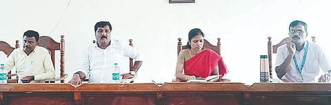 ಕೆ.ಆರ್.ಪೇಟೆ ಪಟ್ಟಣದ ತಾಲೂಕು ಪಂಚಾಯಿತಿ ಸಭಾಂಗಣದಲ್ಲಿ ಶಾಸಕ ಎಚ್.ಟಿ.ಮಂಜು ಅಧ್ಯಕ್ಷತೆಯಲ್ಲಿ ಆಯೋಜಿಸಿದ್ದ ಗ್ರಾಮ ಪಂಚಾಯಿತಿಗಳಿಗೆ ಆಡಳಿತಾಧಿಕಾರಿಗಳಾಗಿ ನಿಯೋಜನೆಗೊಂಡಿರುವ ವಿವಿಧ ಇಲಾಖೆಗಳ ಅಧಿಕಾರಿಗಳ ಸಭೆ ನಡೆಯಿತು.