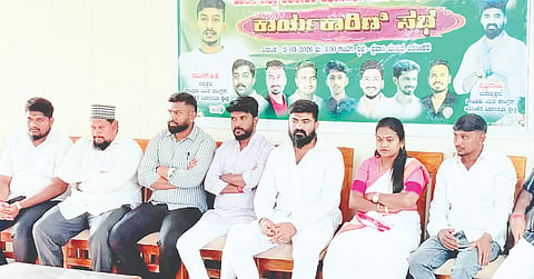 ಅರಸೀಕೆರೆ ನಗರದ ಪ್ರವಾಸಿ ಮಂದಿರದಲ್ಲಿ ಕೆಪಿಸಿಸಿ ಯುವ ಘಟಕದ ವತಿಯಿಂದ ಹಮ್ಮಿಕೊಂಡಿದ್ದ ಪದಾಧಿಕಾರಿಗಳ ಕಾರ್ಯಕಾರಣಿ ಸಭೆಯಲ್ಲಿ ಕಾಂಗ್ರೆಸ್ ಮುಖಂಡರು ಪಾಲ್ಗೊಂಡಿದ್ದರು. ಡಿ.ಕೆ.ಸಮೀರ್.ಕೆ.ಆರ್.ದಿವ್ಯಾ, ಕುಮಾರ್, ರಂಜಿತ್, ಪೃಥ್ವಿನಾಯ್ಕಿ ಇತರರು ಇದ್ದರು. 