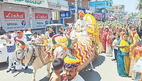 ಕೆ.ಆರ್.ಪೇಟೆ ಪಟ್ಟಣದಲ್ಲಿ ಶಿರವಿ ಸಮಾಜದ ವತಿಯಿಂದ ನಿರ್ಮಿಸಿರುವ ಆಯಿಮಾ ಮಂದಿರದ ನೂತನ ಭವನವನ್ನು ಉದ್ಘಾಟನೆ ಹಿನ್ನೆಲೆಯಲ್ಲಿ ಶಿರವಿ ಸಮಾಜದ ಪುರುಷರು ಹಾಗೂ ಹೆಣ್ಣು ಮಕ್ಕಳು ಸಾಂಪ್ರದಾಯಿಕ ವೇಷ ಭೂಷಣ ಧರಿಸಿ ಮೆರವಣಿಗೆಯಲ್ಲಿ ಸಾಗಿದರು.