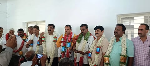 ಕೆ.ಆರ್.ಪೇಟೆ ಪಟ್ಟಣದ ಜೆಡಿಎಸ್ ಕಚೇರಿಯಲ್ಲಿ ಪಕ್ಷಕ್ಕೆ ಆಯ್ಕೆಯಾದ ನೂತನ ಅಧ್ಯಕ್ಷ ಮಲ್ಲೇನಹಳ್ಳಿ ಮೋಹನ್ ಮತ್ತು ಜಿಲ್ಲಾ ಪದಾಧಿಕಾರಿಗಳನ್ನು ಶಾಸಕ ಎಚ್.ಟಿ.ಮಂಜು ಅಭಿನಂದಿಸಿದರು. ಮೀಸೆ ಮಹದೇವೇಗೌಡ, ಬಲ್ಲೇನಹಳ್ಳಿ ರಾಮಚಂದ್ರ, ಎಚ್.ಕೆ.ಅಶೋಕ್, ಮಂಜುನಾಥ, ದಿಲೀಪ್‌ಕುಮಾರ್, ಹೇಮಂತ್‌ಕುಮಾರ್, ಗಿರೀಶ್, ತೋಟ್ಟಪ್ಪಶೆಟ್ಟಿ ಇತರರಿದ್ದರು.
