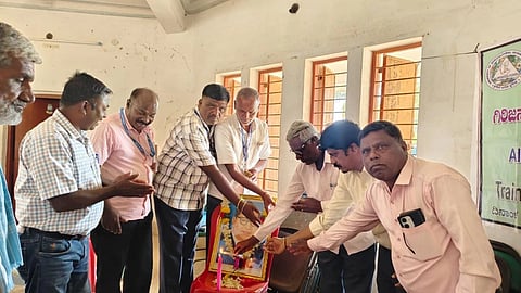 ಎಚ್.ಡಿ.ಕೋಟೆ ಪಟ್ಟಣದ ಪೆಢಿನಾ ವಿಕಾಸ ಸಂಸ್ಥೆಯಲ್ಲಿ ರೈತರಿಗೆ ಕೃಷಿ ಪರಿಕರಗಳ ವಿತರಣೆ ಹಾಗೂ ಕೃಷಿ ಬಗ್ಗೆ ತರಬೇತಿ ಕಾರ್ಯಾಗಾರ ನಡೆಯಿತು. ಎಂ.ಬಿ.ರವೀಂದ್ರ,  ಹೈರಿಗೆ ಎಚ್.ಡಿ.ಶಿವರಾಜು, ಸೋಮೇಶ್ ಭೀಮನಹಳ್ಳಿ ಇತರರು ಇದ್ದರು. 