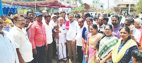  ಮಿರ್ಲೆ ಗ್ರಾಮದಲ್ಲಿ ಒಂದು ಕೋಟಿ ರೂ. ಅನುದಾನದಲ್ಲಿ ರಸ್ತೆ ಮತ್ತು ಚರಂಡಿ ಅಭಿವೃದ್ಧಿ ಕಾಮಗಾರಿ ಶಾಸಕ ರವಿಶಂಕರ್ ಚಾಲನೆ ನೀಡಿದರು. ನಂದೀಶ್, ಹರೀಶ್ ಕೃಷ್ಣಶೆಟ್ಟಿ, ಆನಂದ್ ಇತರರು ಇದ್ದರು.