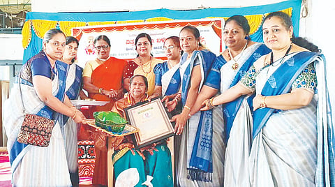 ಅರಕಲಗೂಡಿನ ವಿಪ್ರ ಮಹಿಳಾ ಬಳಗದಿಂದ ಏರ್ಪಡಿಸಿದ್ದ ಮಹಿಳಾ ದಿನಾಚರಣೆ ಕಾರ್ಯಕ್ರಮದಲ್ಲಿ ಬೆಳಕು ವೃದ್ಧಾಶ್ರಮದ ಸಂಸ್ಥಾಪಕಿ ಕೆ.ಗೀತಾ ಅವರನ್ನು ಸನ್ಮಾನಿಸಲಾಯಿತು. ಶ್ವೇತಾ, ಅನುರಾಧಾ, ರುಕ್ಮಿಣಿ, ಪಿ.ಎಸ್.ಸುಧಾ, ಡಿ.ಟಿ.ಸವಿತಾ, ಗೀತಾ ಇದ್ದರು.