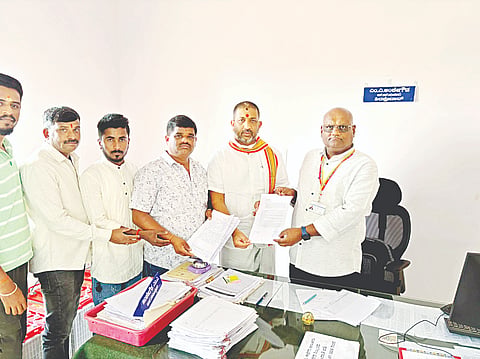 ತಾಲೂಕಿನ ಮಾವನೂರಿನ ಸರ್ಕಾರಿ ಜಾಗದಲ್ಲಿ ಏಕಾಏಕಿ ಖಬರಸ್ತಾನ್ ನಿರ್ಮಿಸಿದ್ದು, ಅದನ್ನು ತೆರವುಗೊಳಿಸಬೇಕೆಂದು ಆಗ್ರಹಿಸಿ ಹಿಂದೂಪರ ಸಂಘಟನೆ ಕಾರ್ಯಕರ್ತರು ಶಿರಸ್ತೇದಾರ್‌ಗೆ ಸೋಮವಾರ ಮನವಿ ಸಲ್ಲಿಸಿದರು.