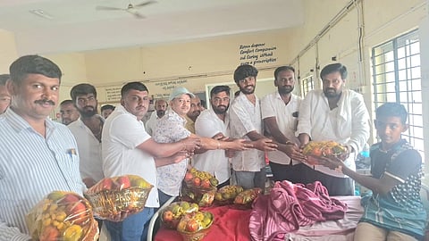 ಮನ್ಮುಲ್ ನಿರ್ದೇಶಕ ಡಾಲು ರವಿ ಅವರ ಹುಟ್ಟುಹಬ್ಬದ ಅಂಗವಾಗಿ ಅಭಿಮಾನಿ ಬಳಗ ಪಟ್ಟಣದ ಸಾರ್ವಜನಿಕ ಆಸ್ಪತ್ರೆಯ ಒಳರೋಗಿಗಳಿಗೆ ಹಣ್ಣು ಹಂಪಲು ವಿತರಿಸಿದರು. 
