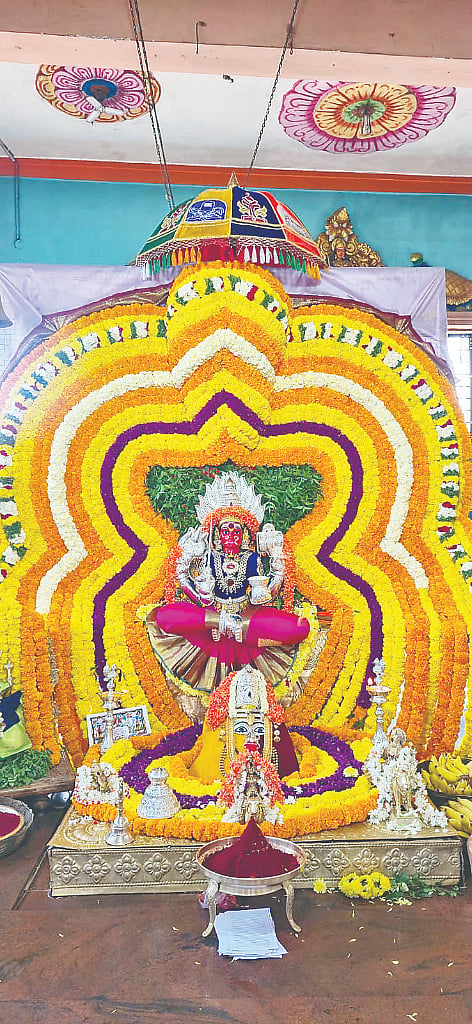 ಅರಕಲಗೂಡು ಗ್ರಾಮದೇವತೆ ಶ್ರೀ ದೊಡ್ಡಮ್ಮ ದೇವಸ್ಥಾನದಲ್ಲಿ ಯುಗಾದಿ ಹಬ್ಬದ ಪ್ರಯುಕ್ತ ದೇವಿಯ ಮೂರ್ತಿಯನ್ನು ವಿಶೇಷವಾಗಿ ಅಲಂಕರಿಸಲಾಗಿತ್ತು.