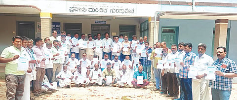 ಗುಂಡ್ಲುಪೇಟೆ ಪಟ್ಟಣ ಪ್ರವಾಸಿ ಮಂದಿರದಲ್ಲಿ ಆಯೋಜಿಸಿದ್ದ ಸಭೆಯಲ್ಲಿ ಒಳ ಮೀಸಲಾತಿ ಜಾರಿಗೆ ಒತ್ತಾಯಿಸಿ ಡಾ.ಬಾಬು ಜಗಜೀವನ ರಾಮ್ ಸಂಘಟನೆಗಳ ಒಕ್ಕೂಟ ಹಾಗೂ ಮಾದಿಗ ಸಂಘಟನೆಗಳ ಒಕ್ಕೂಟದ ವತಿಯಿಂದ ಕರಪತ್ರ ಬಿಡುಗಡೆಗೊಳಿಸಲಾಯಿತು.